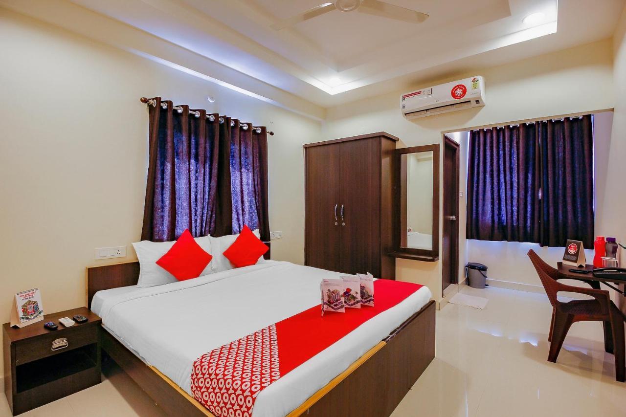 Vaccinated Staff - Oyo 13163 Jaswitha Homes 3* Hyderabad