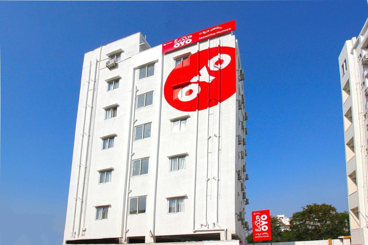 Vaccinated Staff - Oyo 13163 Jaswitha Homes 3* Hyderabad